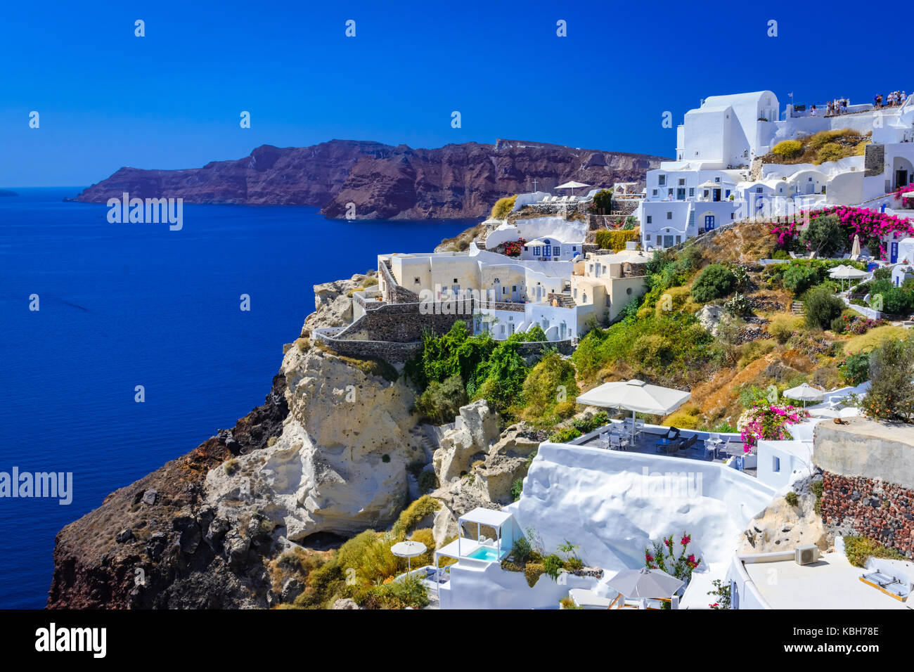 La cittadina di Oia - Santorini Island, Grecia. tradizionali e famose case bianche e chiese con le cupole blu sulla caldera, il mare Egeo. Foto Stock