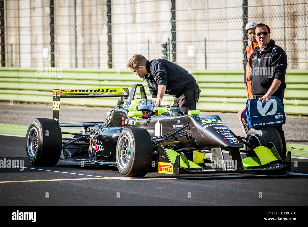 Circuito di Vallelunga, in Italia il 24 settembre 2017. monoposto di formula auto sulla griglia di partenza, meccanica a lavorare sulla vettura Foto Stock