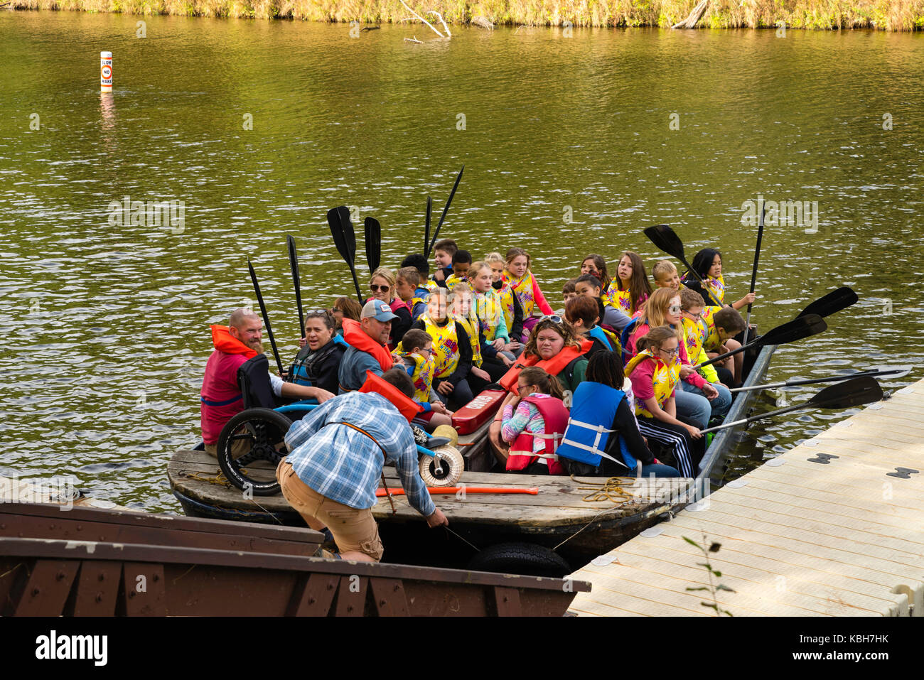 Bambini fate un giro in barca e altre attività di educazione ambientale a upham boschi outdoor learning center, una parte dell'Università del Wisconsin extensi Foto Stock