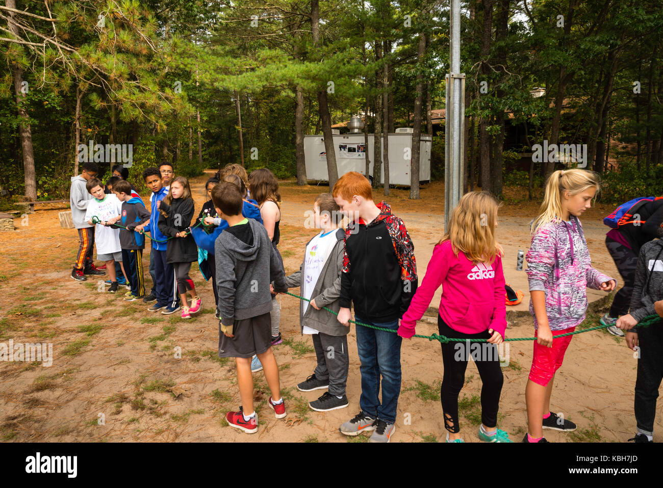 I bambini utilizzano una corda per saperne di team building competenze e altre attività di educazione ambientale a upham boschi outdoor learning center, una parte della unive Foto Stock