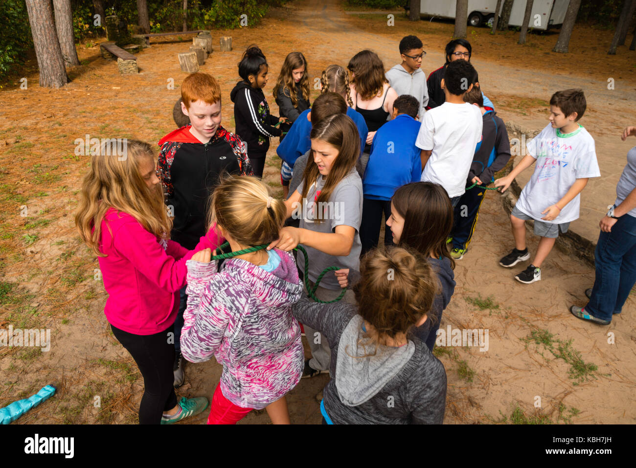 I bambini utilizzano una corda per saperne di team building competenze e altre attività di educazione ambientale a upham boschi outdoor learning center, una parte della unive Foto Stock