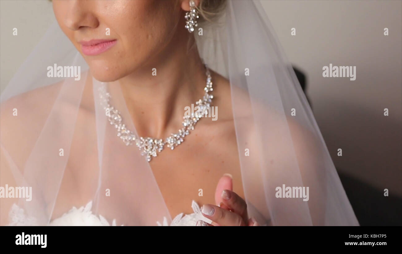 Sposa con fiori in mano all'esterno. la sposa è nervoso prima del matrimonio. sposa tenendo un profumo. bel bouquet nozze in sposa la mano. sposa è bellissima tenuta luminoso Bouquet nozze. La sposa azienda wedding bouquet di rosa e rose bianche Foto Stock