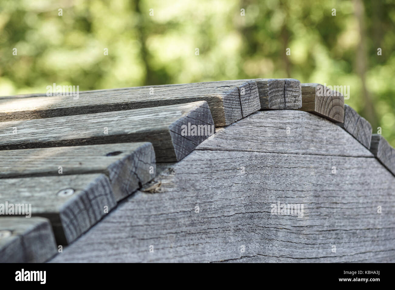 Una fila di eleganti sedie a sdraio . pannello di legno Foto Stock