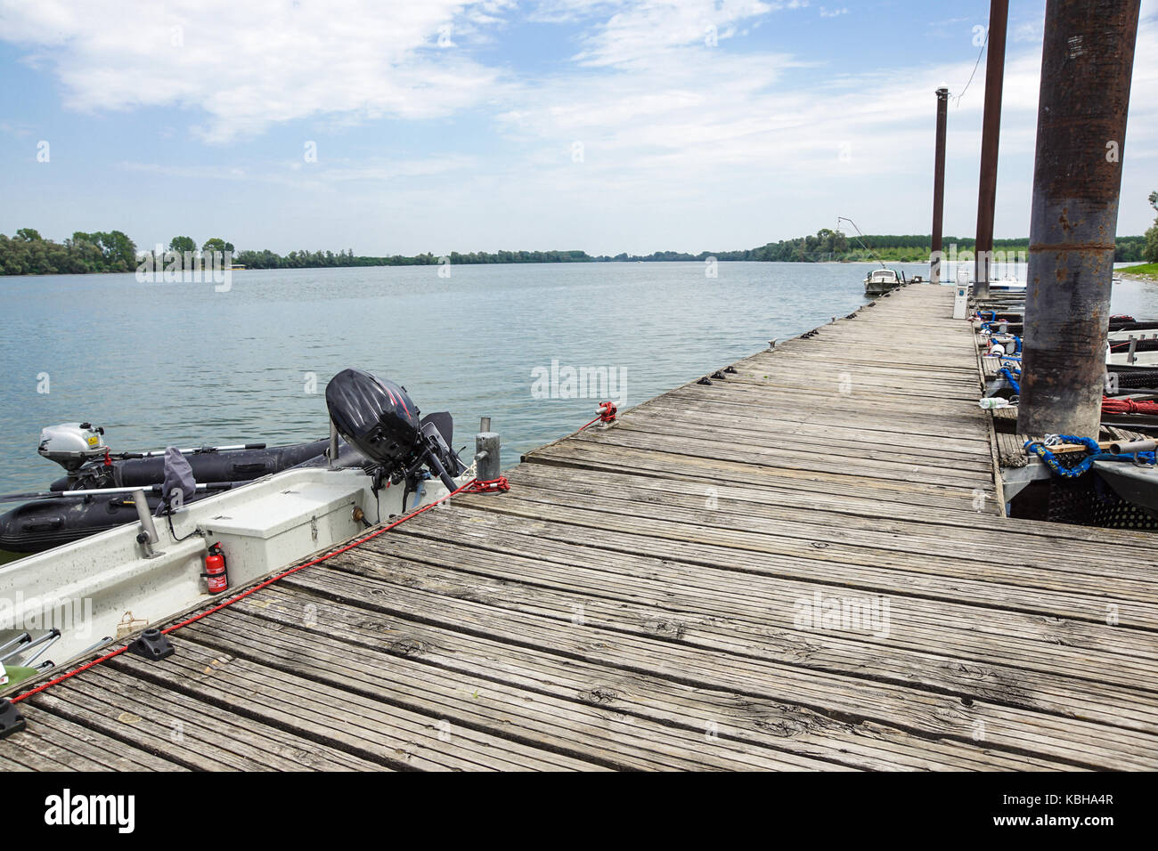 Dettaglio in barca con il molo di legno sulle rive di un fiume Foto Stock