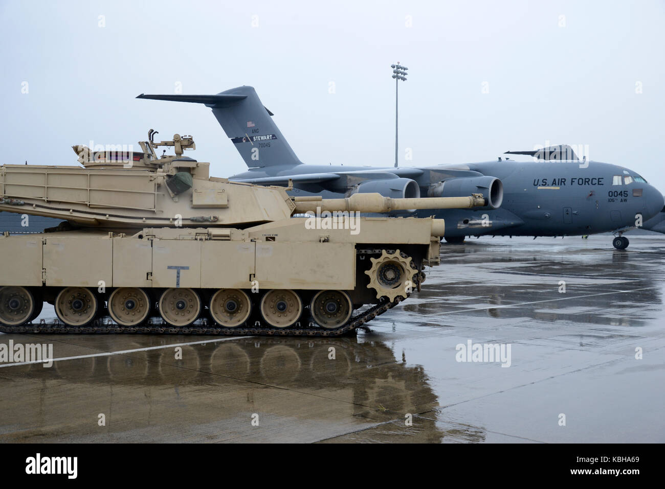 M1A2 Abrams battaglia principale serbatoio di trasporto aeree Foto Stock