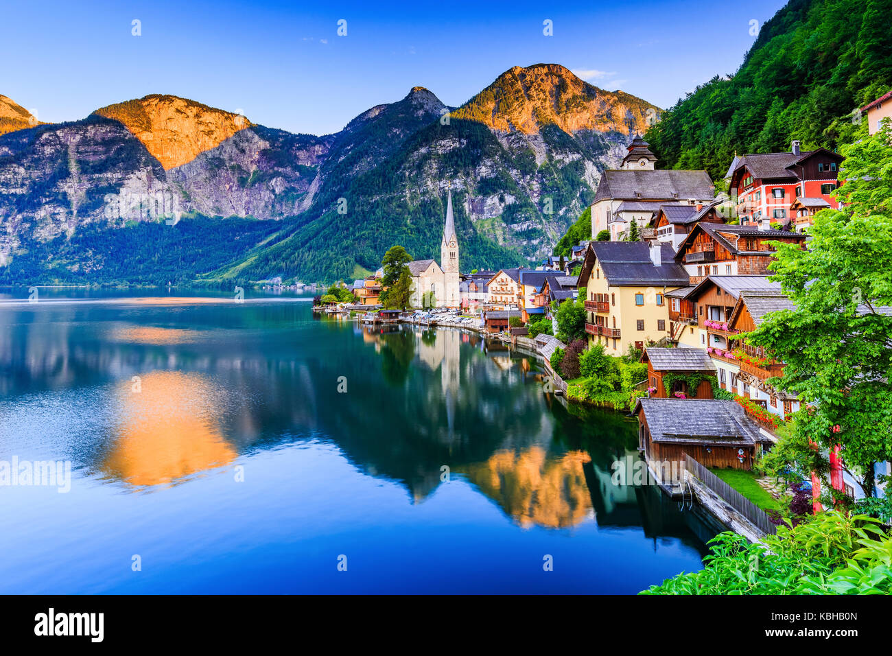 Hallstatt, Austria. villaggio di montagna nelle Alpi austriache al crepuscolo. Foto Stock