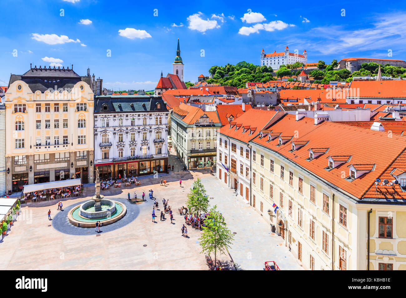 Bratislava, Slovacchia. Vista del castello di Bratislava, la piazza principale e la San Martin's Cathedral. Foto Stock