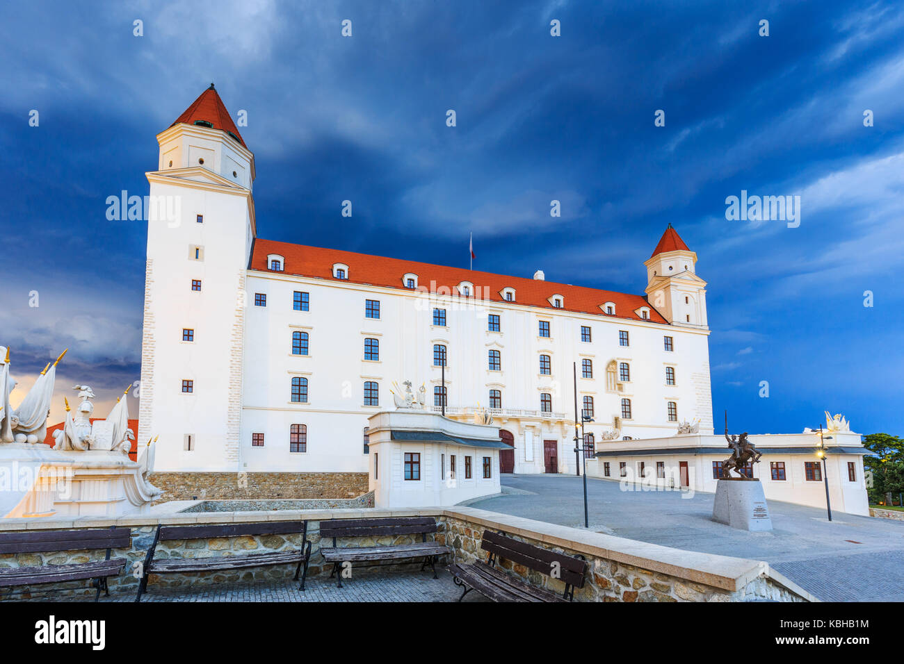 Bratislava, Slovacchia. vista sul castello di Bratislava al crepuscolo. Foto Stock
