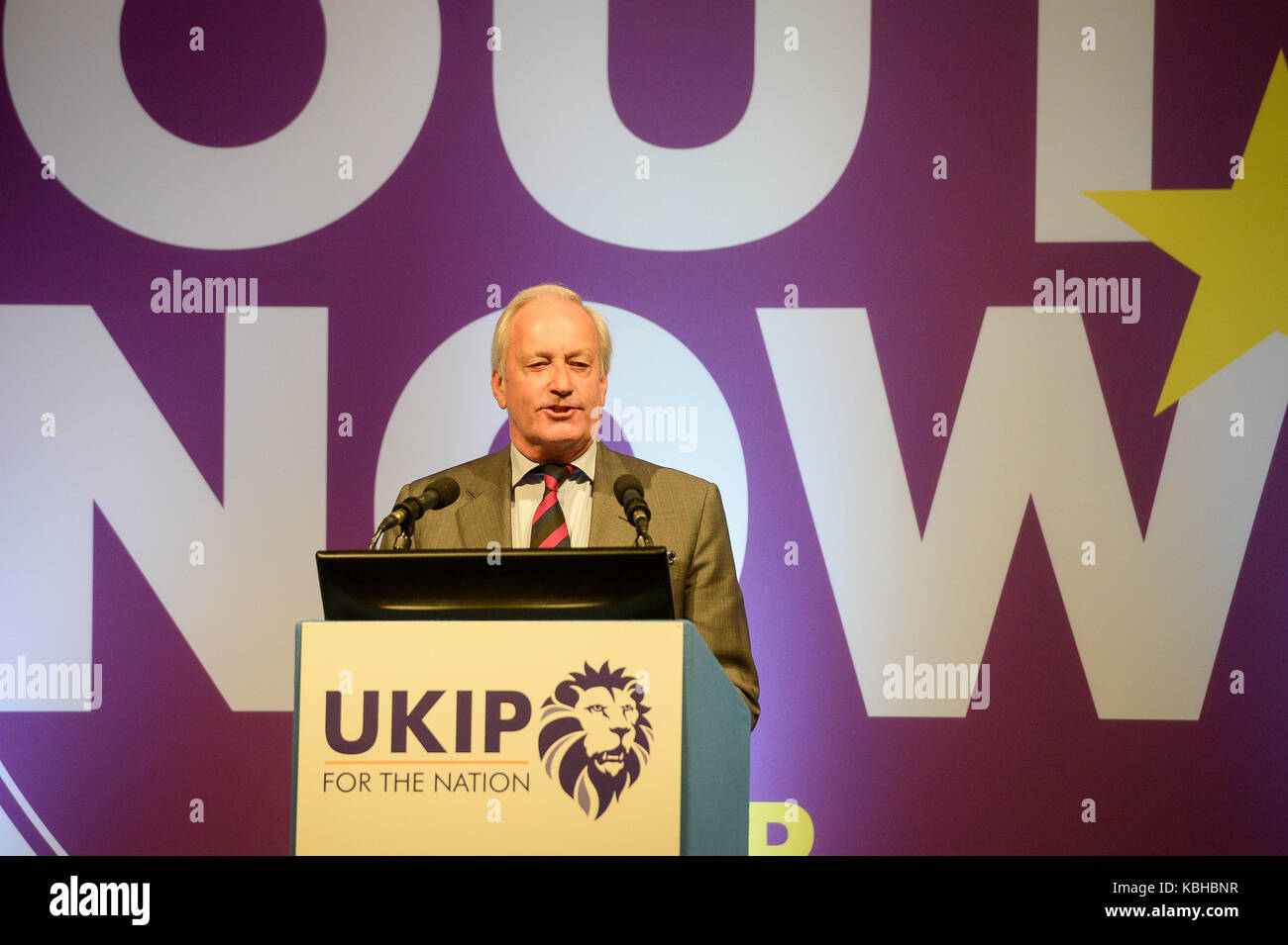 Neil Hamilton parla durante l'UKIP conferenza nazionale al riviera international Centre in Torquay. Foto Stock