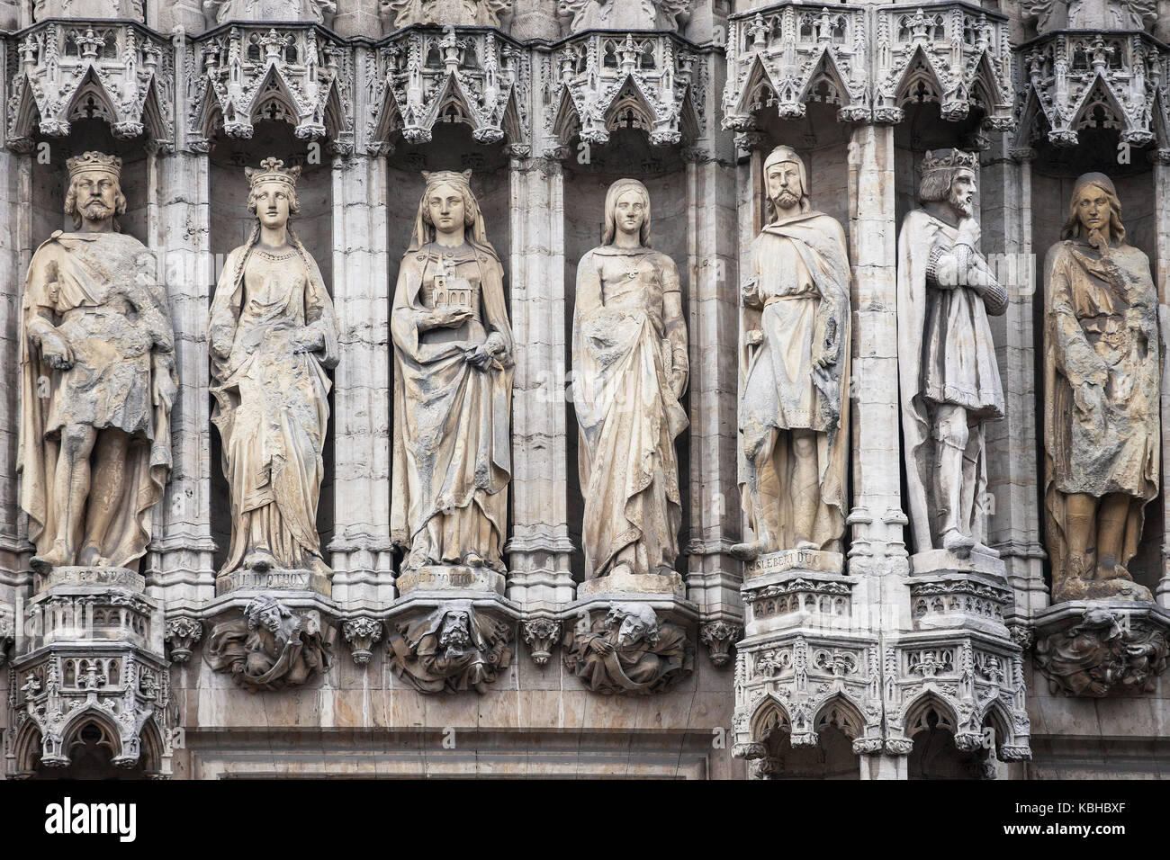 Le statue dei duchi e duchesse di brabant nella facciata del municipio di Bruxelles, Belgio. Foto Stock