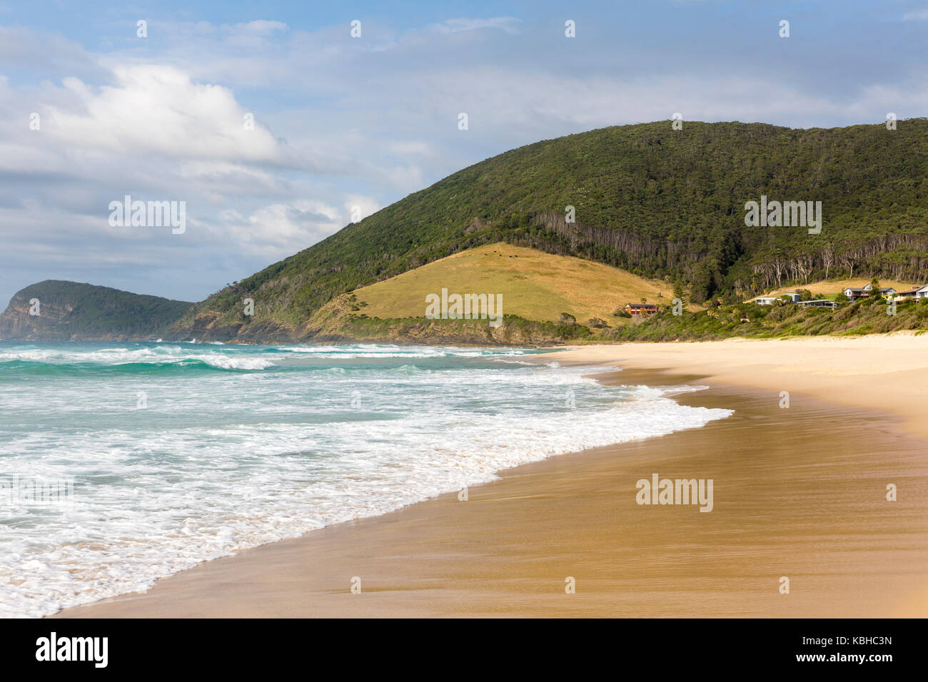 Spiaggia Blueys in Pacific Palms sulla mezza costa nord del Nuovo Galles del Sud in un giorno di primavera, Nuovo Galles del Sud, Australia Foto Stock