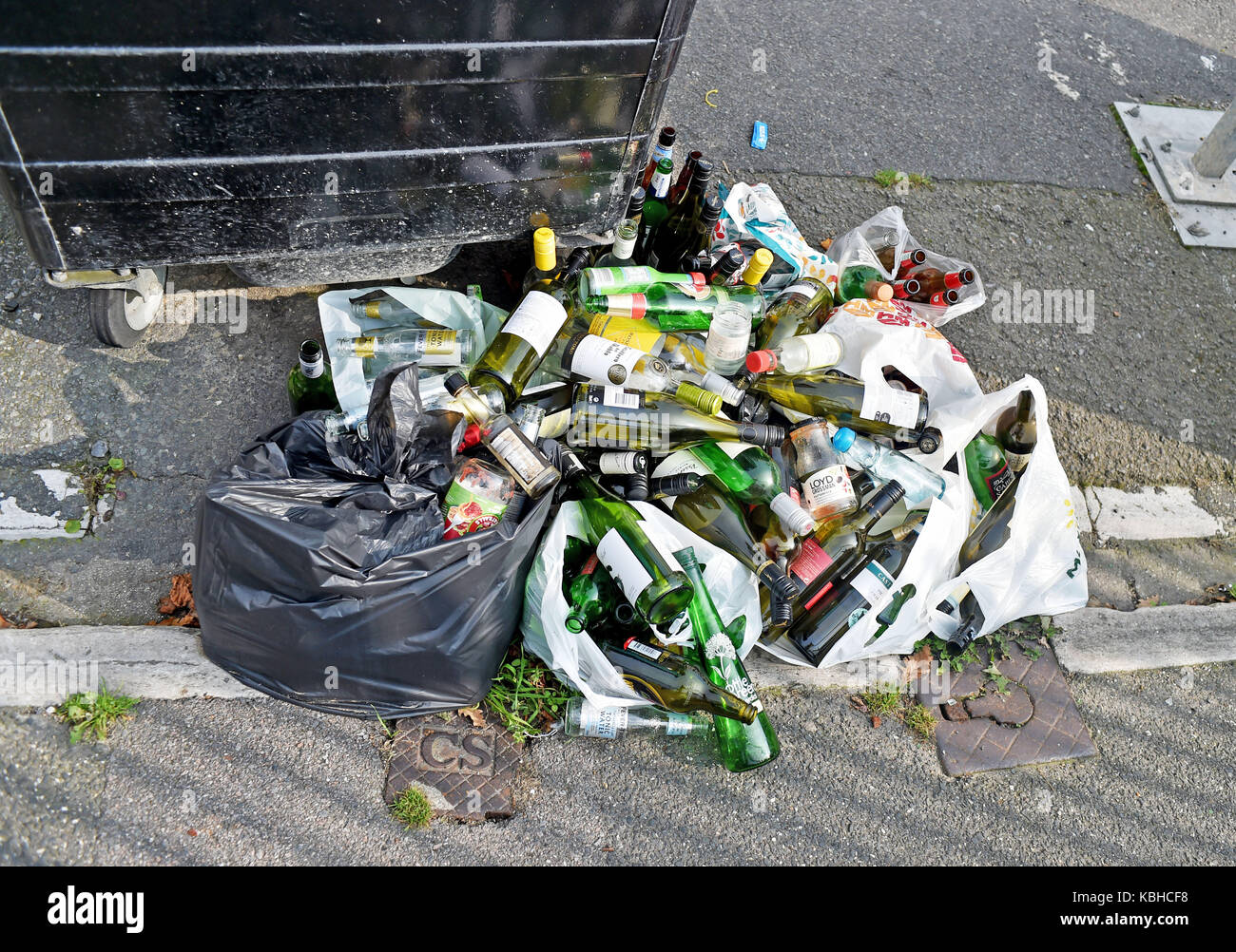 Bottiglie di vetro non raccolte lasciate in strada da Communal Recycling Bins di Brighton, Regno Unito Foto Stock