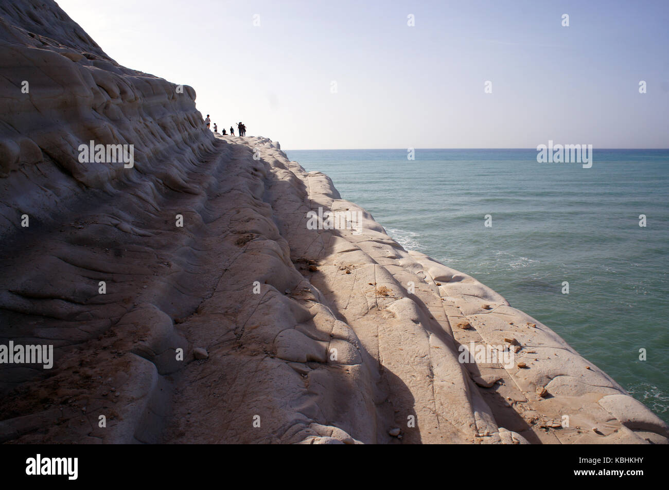 Persone su scale turco (Scala dei Turchi scala dei turchi ad Agrigento, Sicilia, Italia Foto Stock