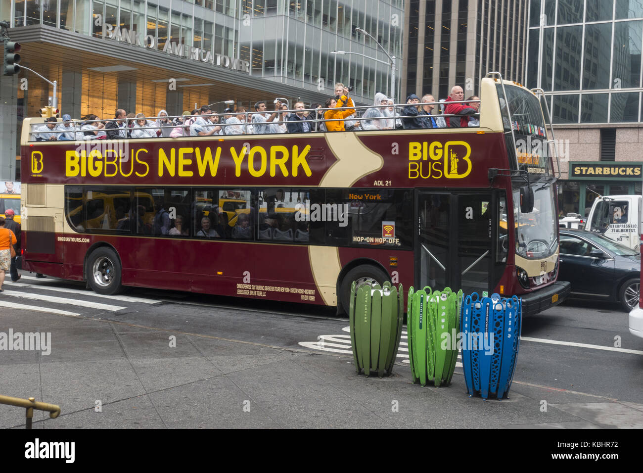 Double Decker bus tour presso la 42nd Street e la 6th avenue da Bryant Park in midtown Manhattan, New York. Foto Stock
