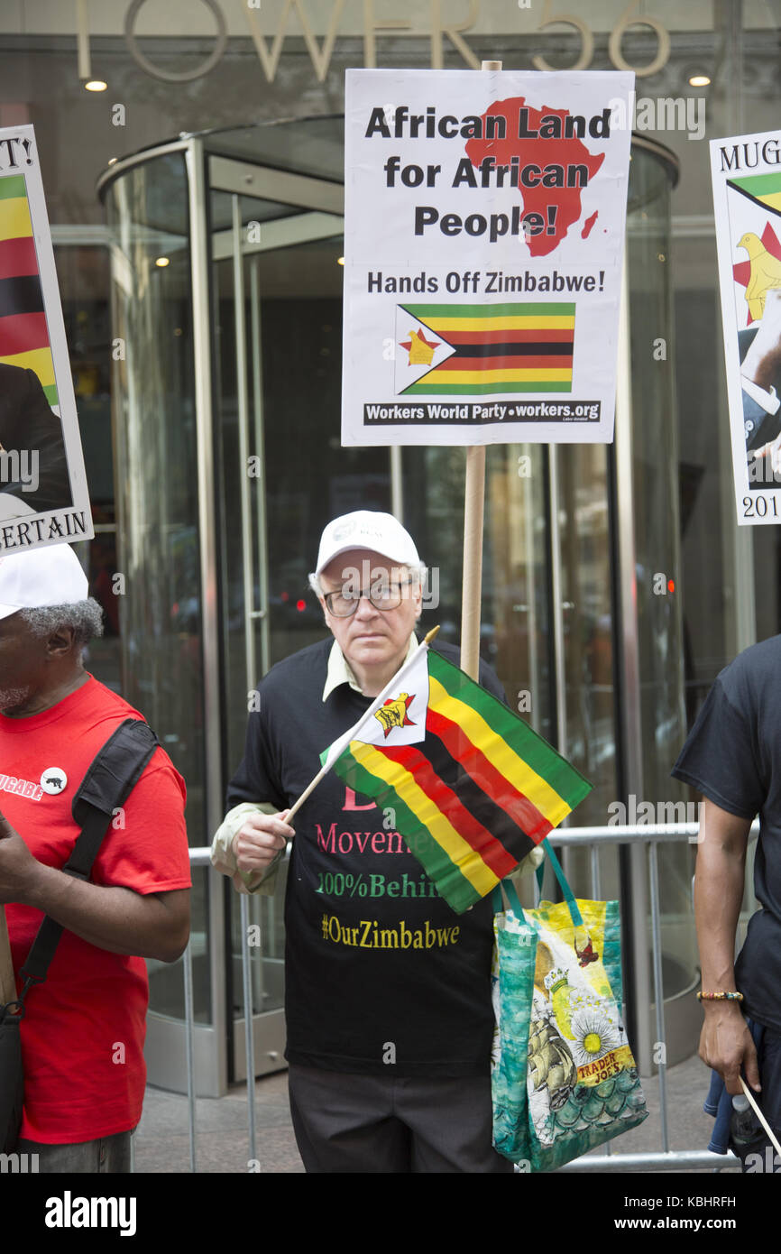 Pro mugabe manifestanti dimostrare di fronte dello Zimbabwe il consolato di un 'Africa per gli africani il messaggio". Foto Stock