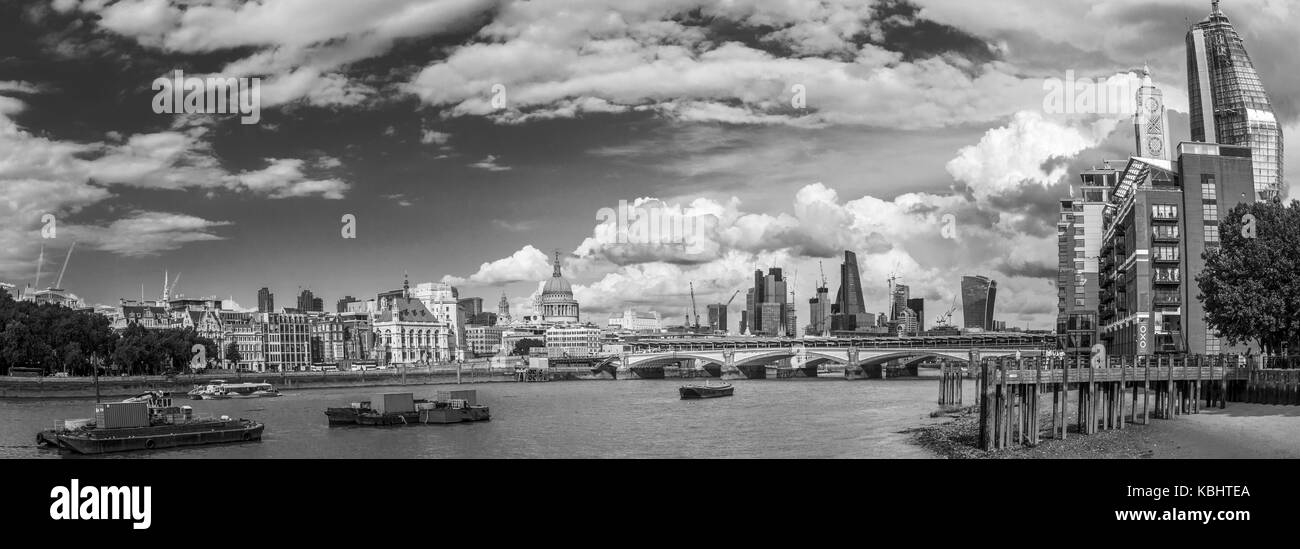 Vista panoramica sul fiume Tamigi e Blackfriars Bridge verso la città di Londra con iconico storici e moderni edifici e la Cattedrale di St Paul Foto Stock