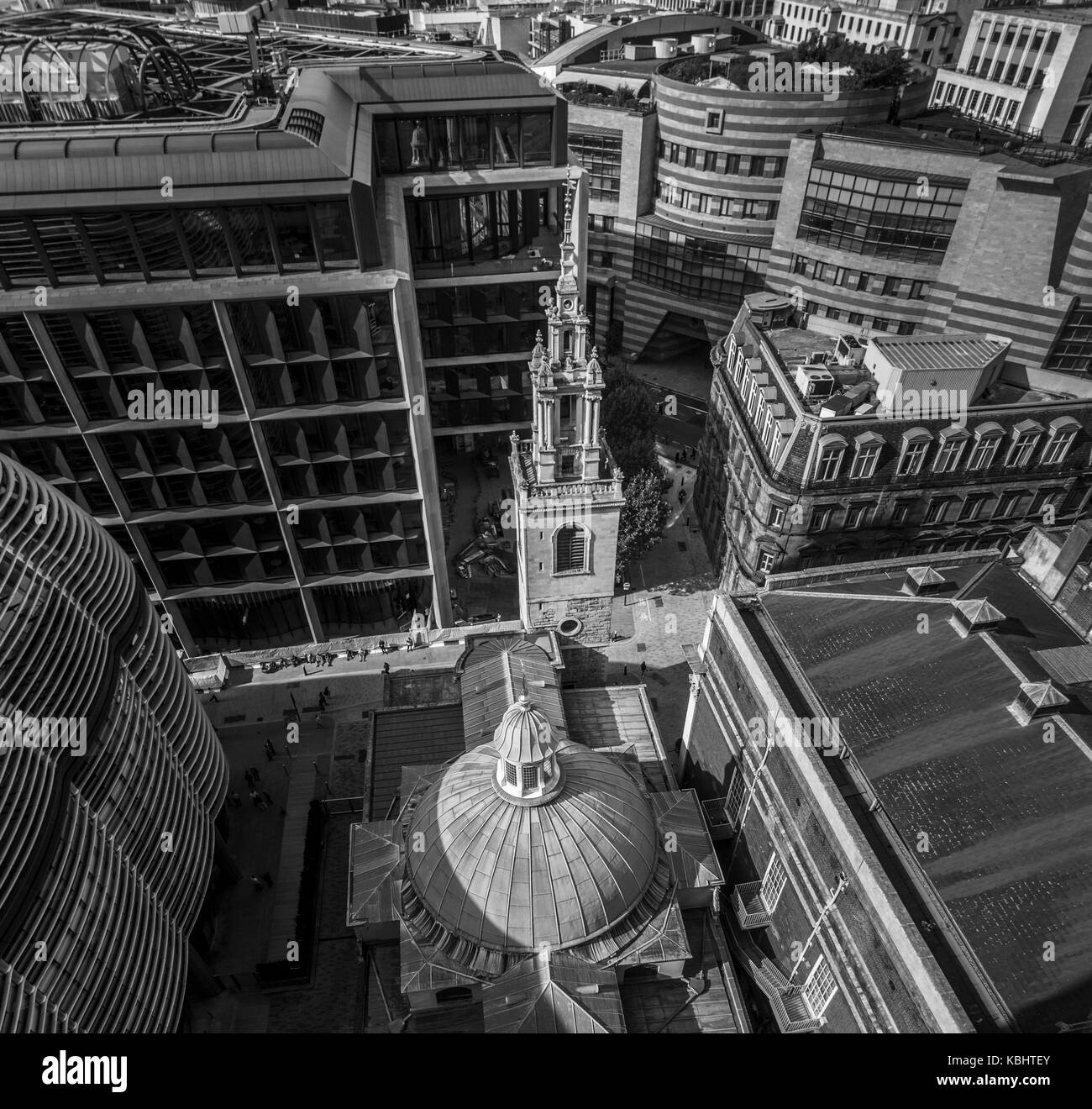 Iconico tetto a cupola della dome da Sir Christopher Wren e torre di St Stephen Walbrook Chiesa, City of London EC4, visto da sopra Foto Stock