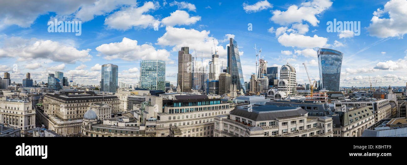 Vista panoramica di iconico e moderno grattacielo edifici, i punti di riferimento nel quartiere finanziario della City di Londra e di nuova costruzione, London EC3 Foto Stock
