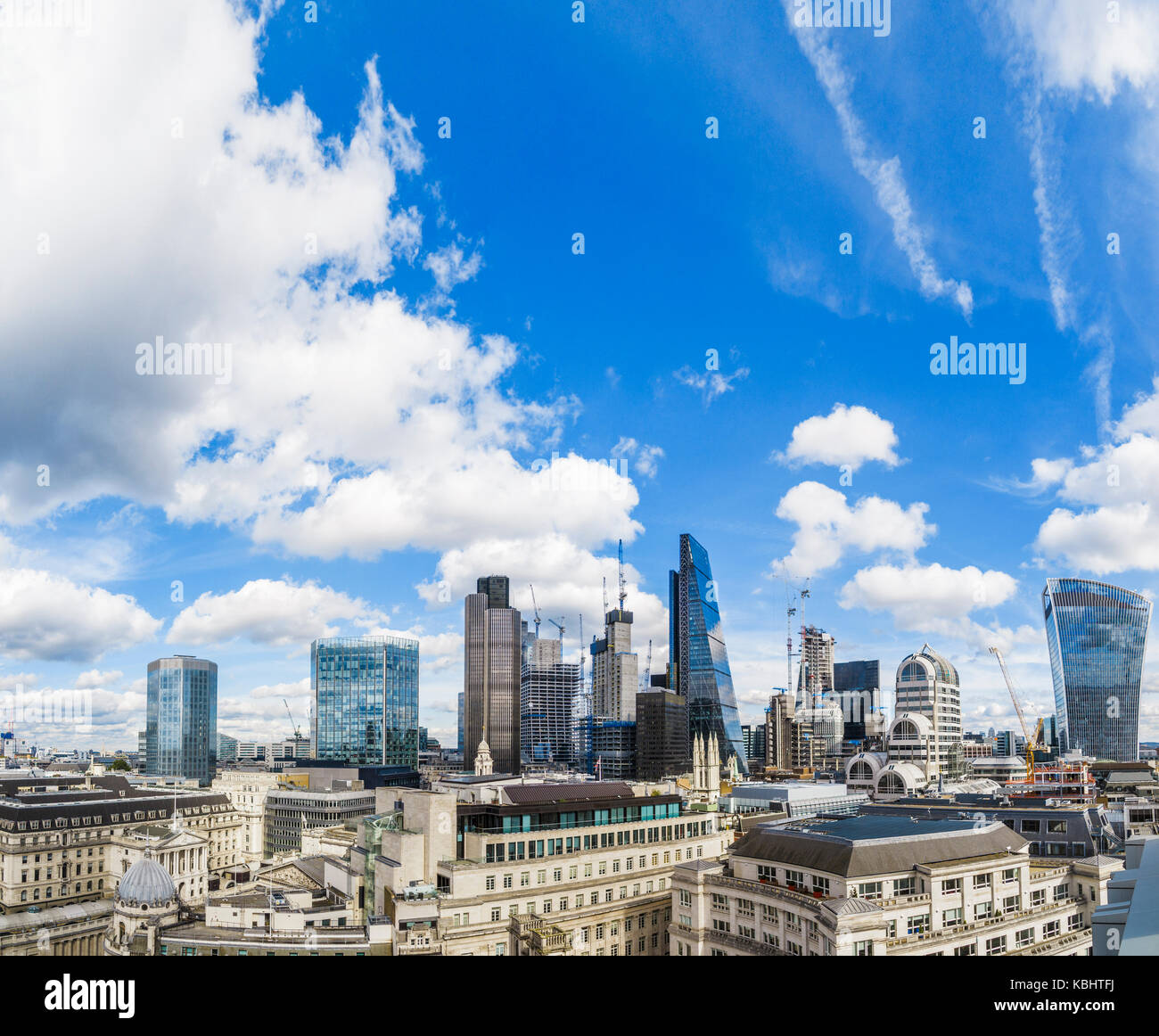 Vista panoramica del moderno mercato immobiliare commerciale, proprietà grattacielo nel quartiere finanziario della città di Londra e di nuova costruzione di proprietà, Londra Foto Stock