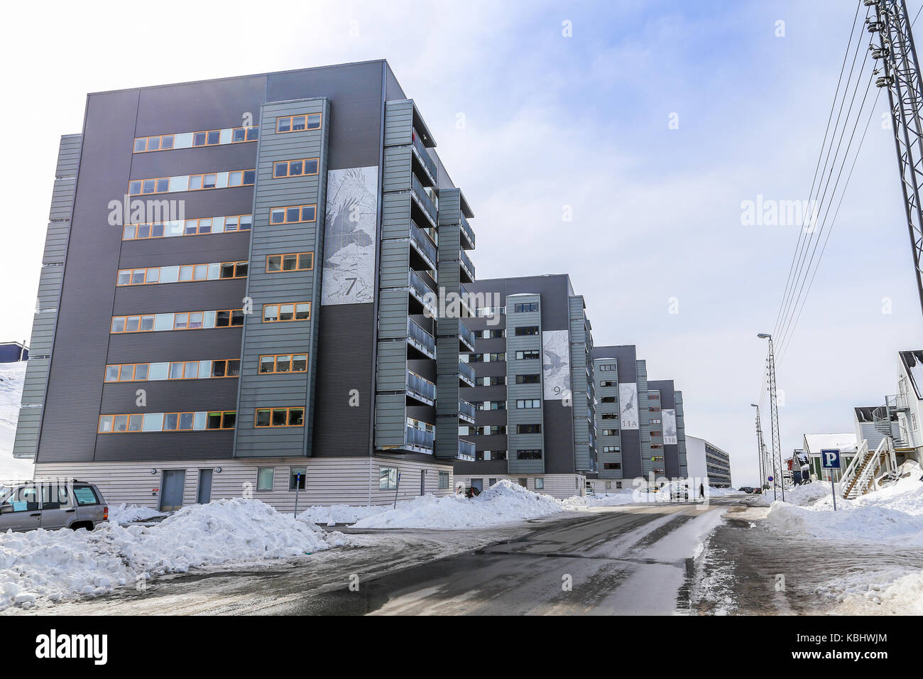 La vita moderna edifici Inuit, sulla strada coperta di neve Nuuk, Groenlandia Foto Stock