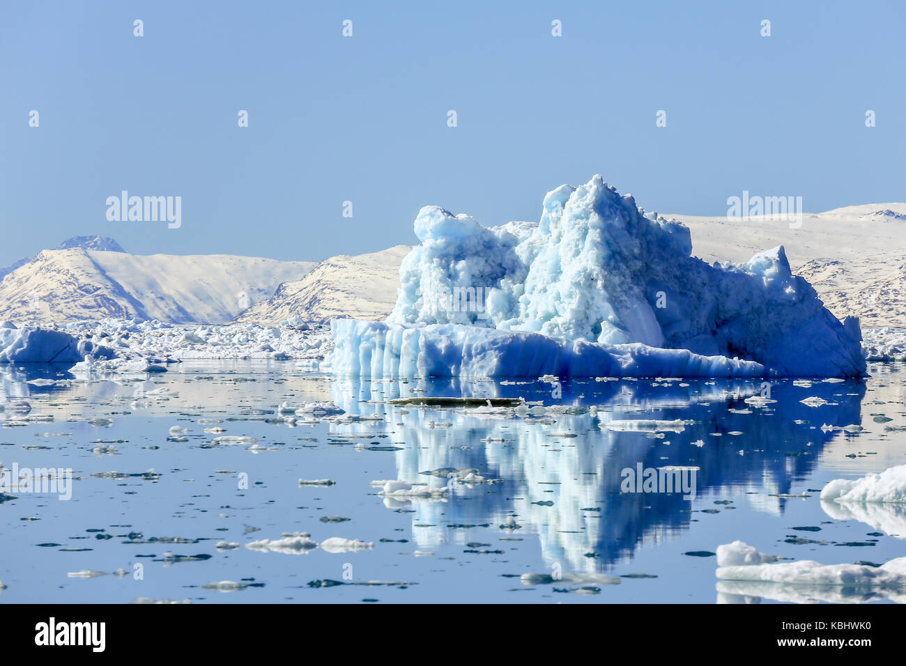 Drifting enormi iceberg, vista dal porto antico nella città di Nuuk, Groenlandia Foto Stock