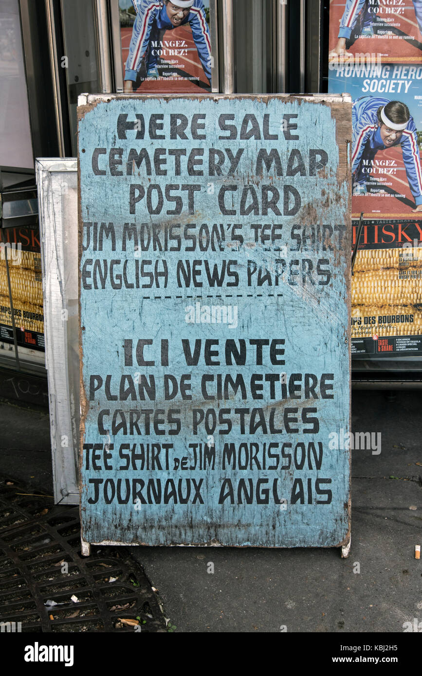 Cartelli pubblicitari al di fuori del cimitero di Pere Lachaise di Parigi, Francia. Foto Stock