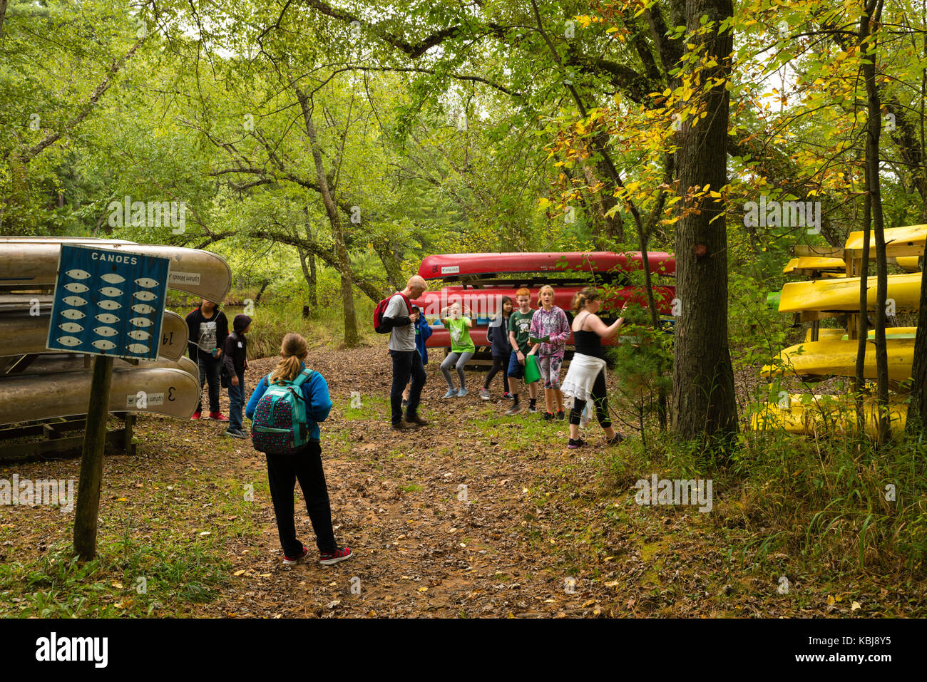 Bambini partecipano alle attività di educazione ambientale a upham boschi outdoor learning center, una parte dell'Università del Wisconsin estensione sys Foto Stock