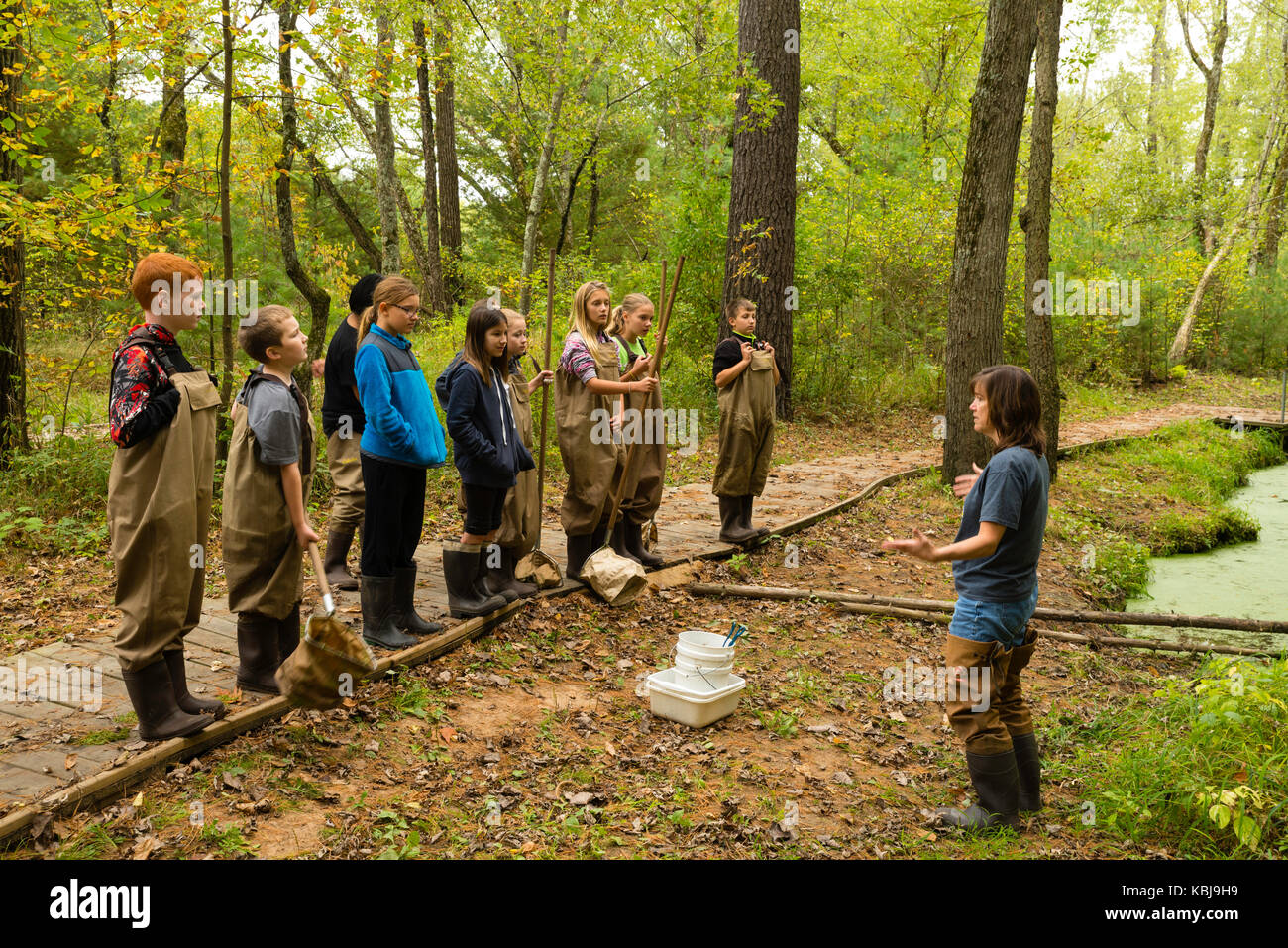 I bambini preparano per saperne di più sulla biologia acquatica e altre attività di educazione ambientale a upham boschi outdoor learning center, una parte dell'univers Foto Stock