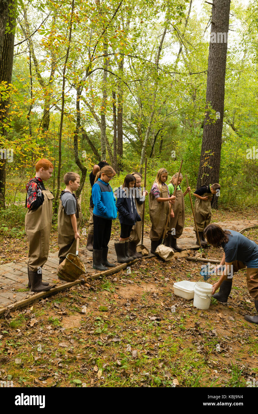 I bambini preparano per saperne di più sulla biologia acquatica e altre attività di educazione ambientale a upham boschi outdoor learning center, una parte dell'univers Foto Stock