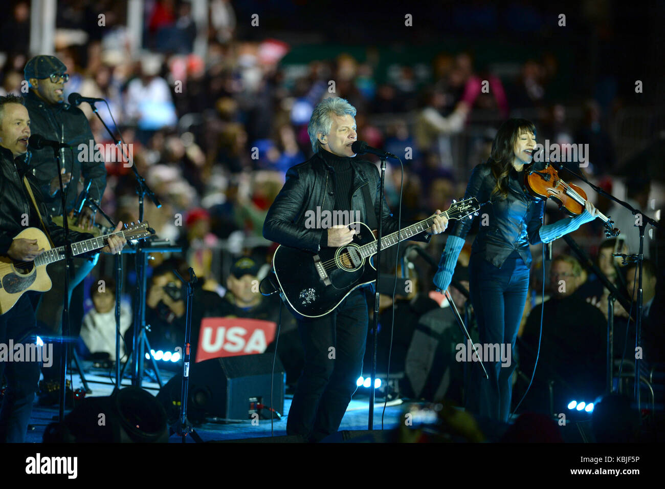 Philadelphia, STATI UNITI - 7 NOVEMBRE: US Democratic Presidential candidate Hillary Clinton suo marito ex presidente degli Stati Uniti Bill Clinton, la loro figlia Chelsea Clinton il presidente degli Stati Uniti Barack Obama, la sua moglie Michelle Obama e la cantante Jon Bon Jovi partecipano alla campagna presidenziale finale di Hillary Clinton degli Stati Uniti 2016 a Philadelphia, Pennsylvania, 7 novembre 2016. People: Jon Bon Jovi Transmission Ref: Mnc1 Hoo-Me.com / Mediapunch Foto Stock