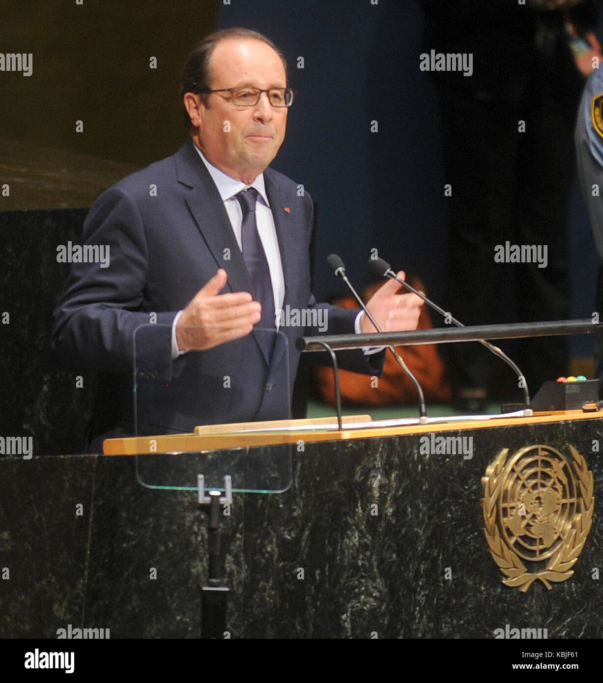 New YORK, NY - 24 SETTEMBRE: Il presidente francese Francois Hollande parla alla 69th sessione dell'Assemblea Generale delle Nazioni Unite presso la sede delle Nazioni Unite il 24 settembre 2014 a New York City. Leader mondiali, attivisti e manifestanti si sono riuniti a New York City per l’evento annuale delle Nazioni Unite che riunisce i leader globali per una settimana di riunioni e conferenze. L'Assemblea Generale di quest'anno ha evidenziato il problema del riscaldamento globale e come i paesi devono sforzarsi di ridurre le emissioni di gas serra Persone: Il Presidente francese Francois Hollande Transmission Ref: MNC1 Hoo-Me. Foto Stock