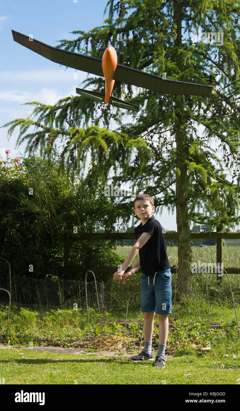 Ragazzo giocattolo di lancio glider in aria Foto Stock