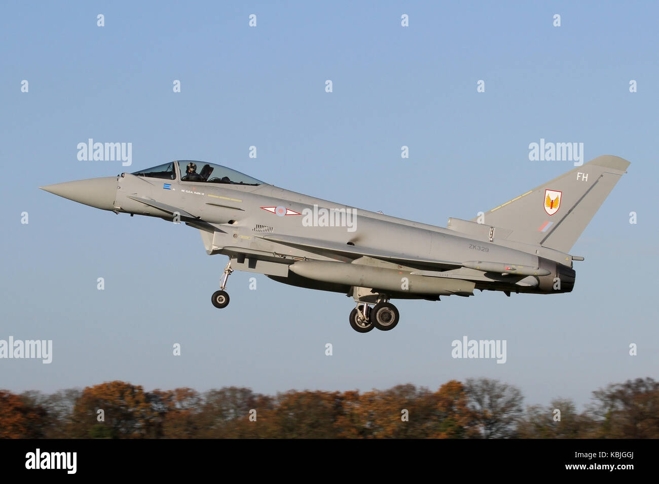 RAF Typhoon FGR4 contrassegnato per n. 1 Squadron sull'approccio nella RAF Coningsby in una limpida giornata di inverni. Il getto è effettivamente da RAF Lossiemouth. Foto Stock