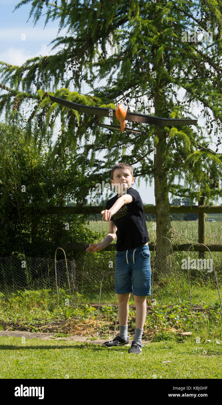 Ragazzo giocattolo di lancio glider in aria Foto Stock