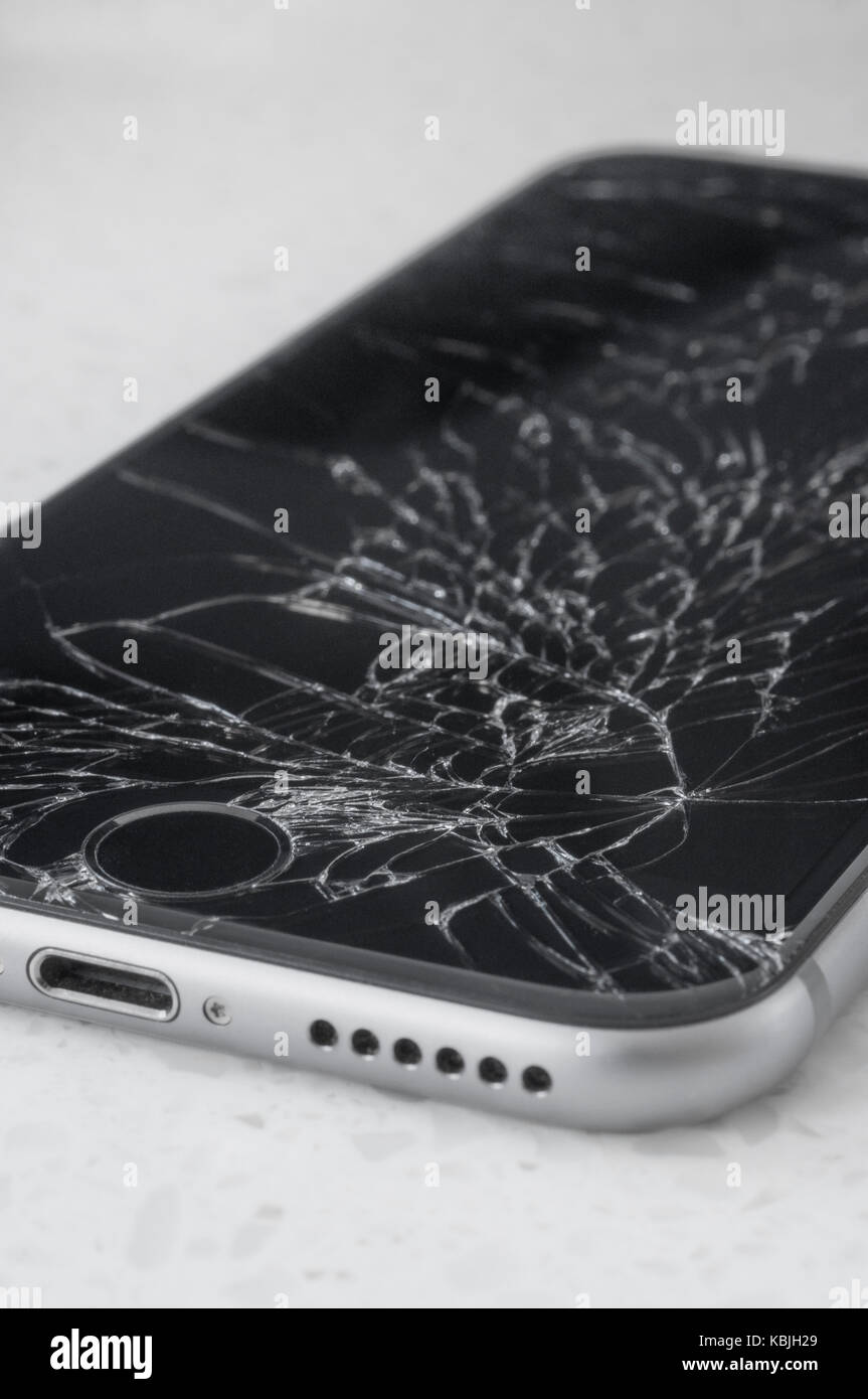 Apple iPhone 6S con schermo rotto Foto stock - Alamy