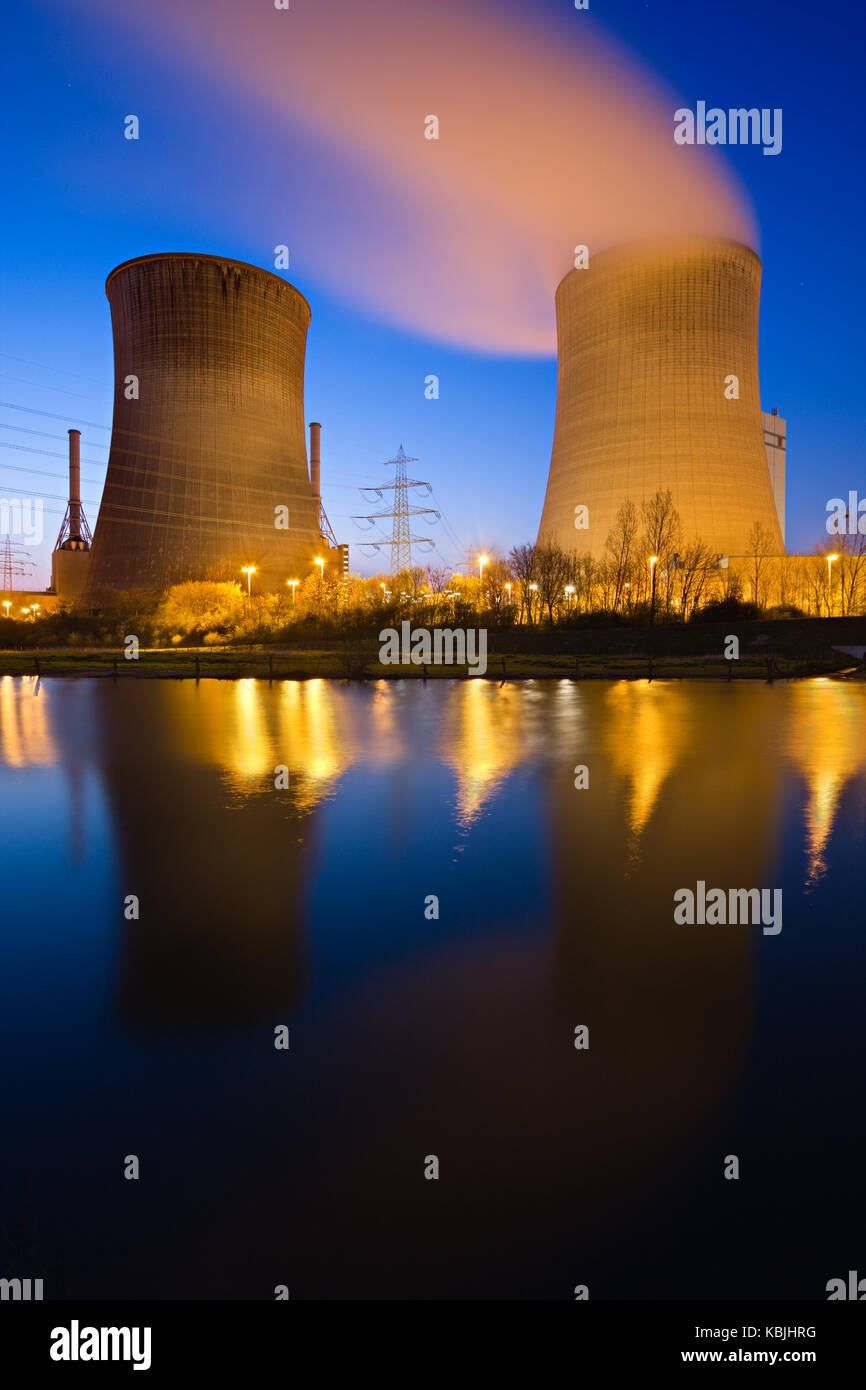 Doppia coppia di torri di raffreddamento con la riflessione di notte. Foto Stock