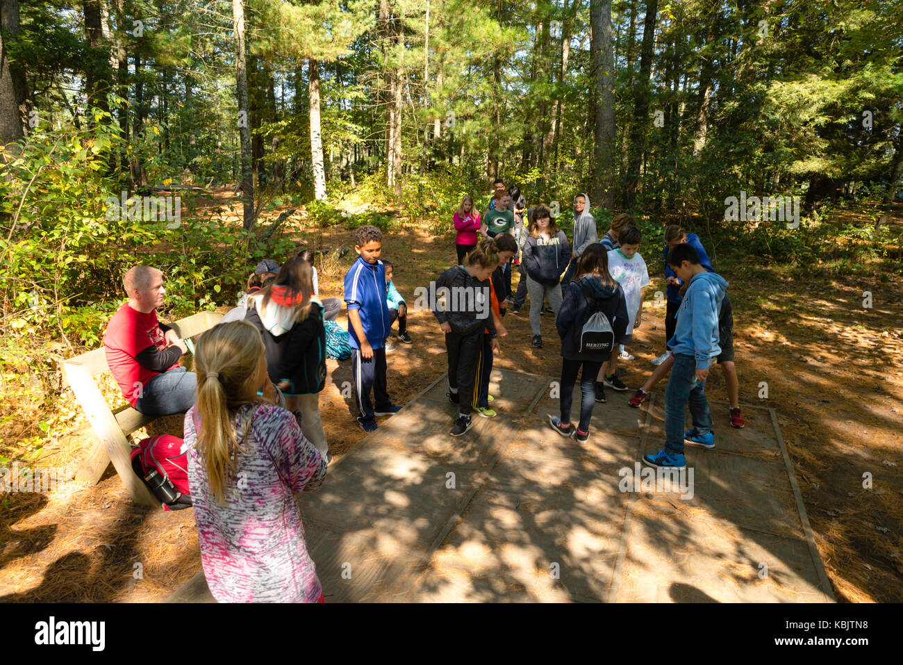 I ragazzi imparano il team building competenze e altre attività di educazione ambientale a upham boschi outdoor learning center, una parte dell'università di wisco Foto Stock