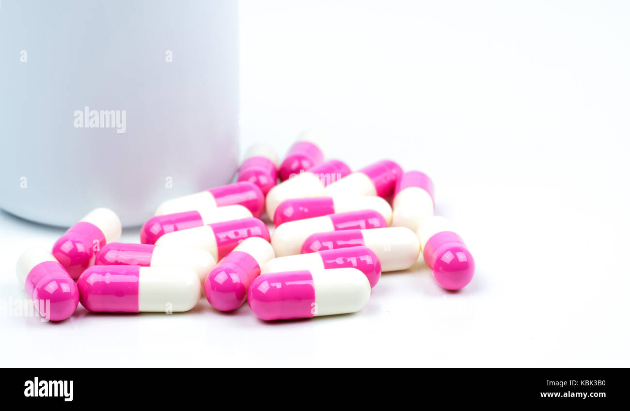 Colorato di antibiotico capsule pillole con bottiglia di plastica isolati su sfondo bianco con copia spazio. La resistenza al farmaco, il farmaco antibiotico utilizzare con reas Foto Stock