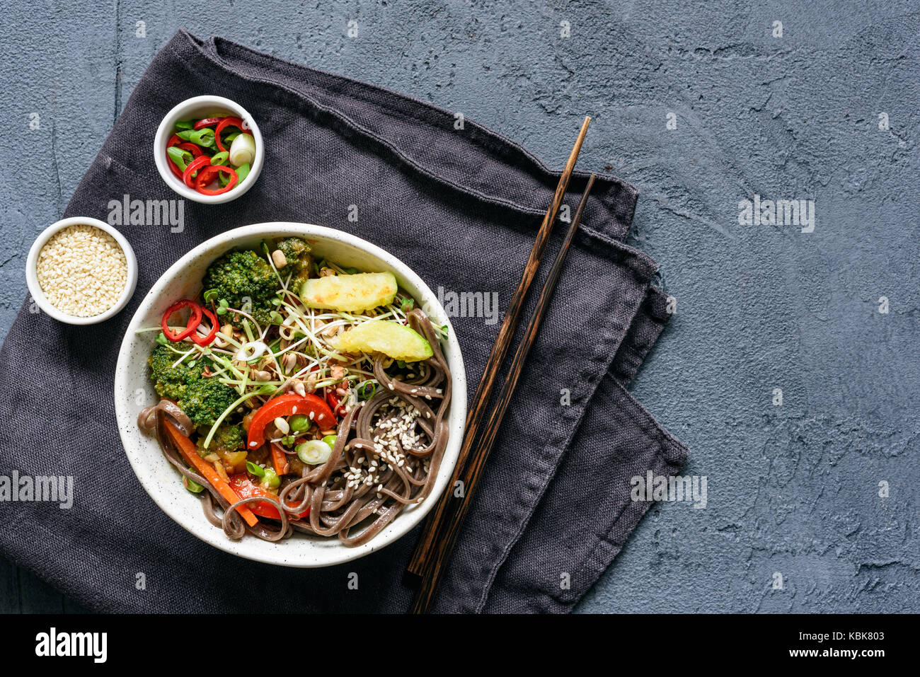 Stir fry con la sua pasta di soba, le verdure e i semi di sesamo. sano pasto vegetariano cucina asiatica. top copia vista spazio per il testo Foto Stock