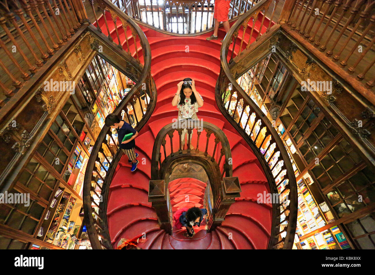 Porto, Portogallo - Luglio 07, 2017: alta vista angolare di scale all'interno del famoso bookshop lello e irmao, considerata come una delle più belle d'Europa. Foto Stock