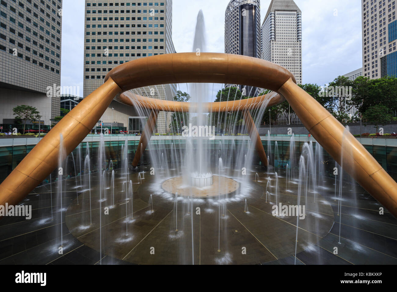 Singapore - agosto 22, 2017: la fontana della ricchezza è il famoso luogo di Suntec City, Singapore Foto Stock