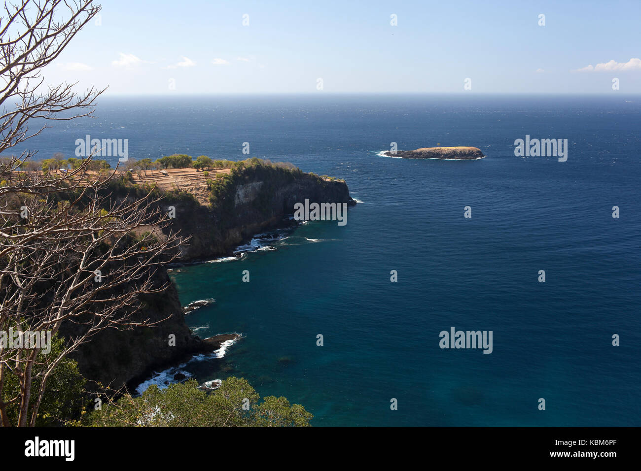 Il guardare in giù dalla scogliera al fondo dell'oceano ad est dell'isola di Bali, Indonesia Foto Stock