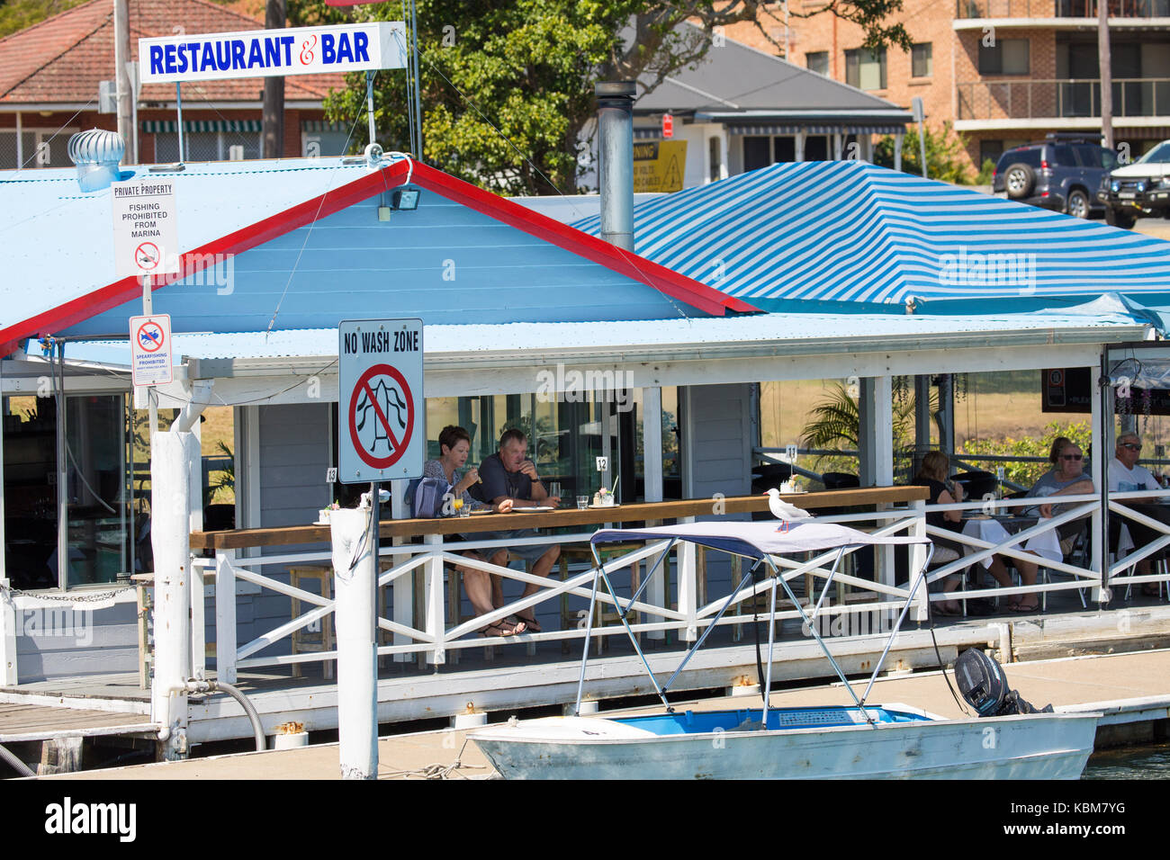 Ristorante Bar con i clienti su Wallis lago a Forster Tuncurry sulla mezza costa nord del Nuovo Galles del Sud, Australia Foto Stock