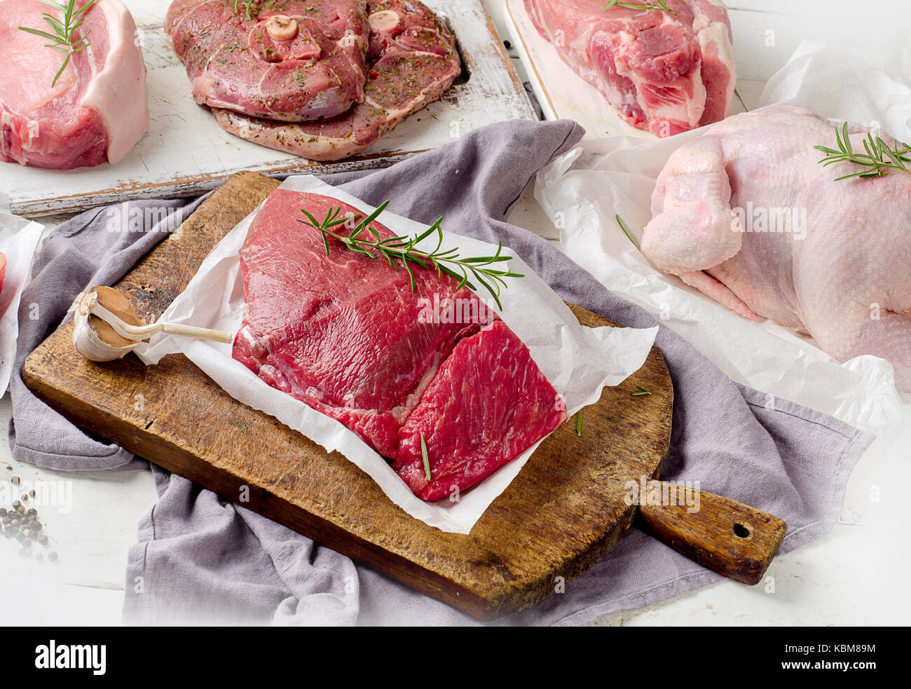 Carni fresche su un tavolo di legno. cibo ad alto contenuto di proteine. Foto Stock