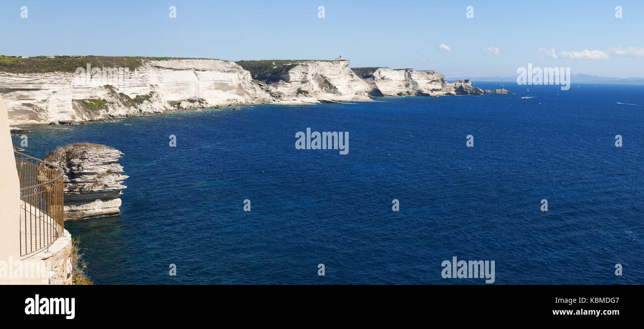Bianche scogliere calcaree di bonifacio sulla punta meridionale dell'isola di fronte le Bocche di Bonifacio, il tratto di mare tra la Corsica e la Sardegna Foto Stock