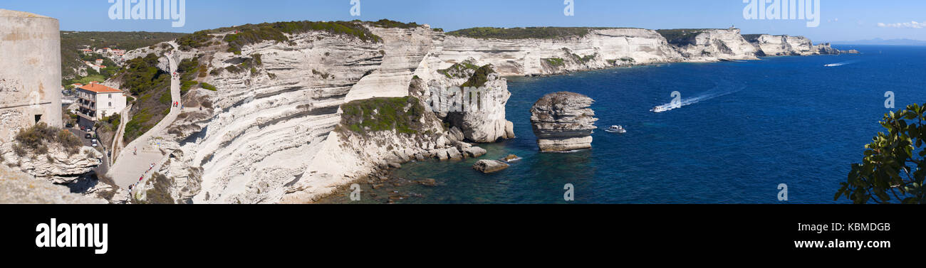 Bianche scogliere calcaree di bonifacio sulla punta meridionale dell'isola di fronte le Bocche di Bonifacio, il tratto di mare tra la Corsica e la Sardegna Foto Stock