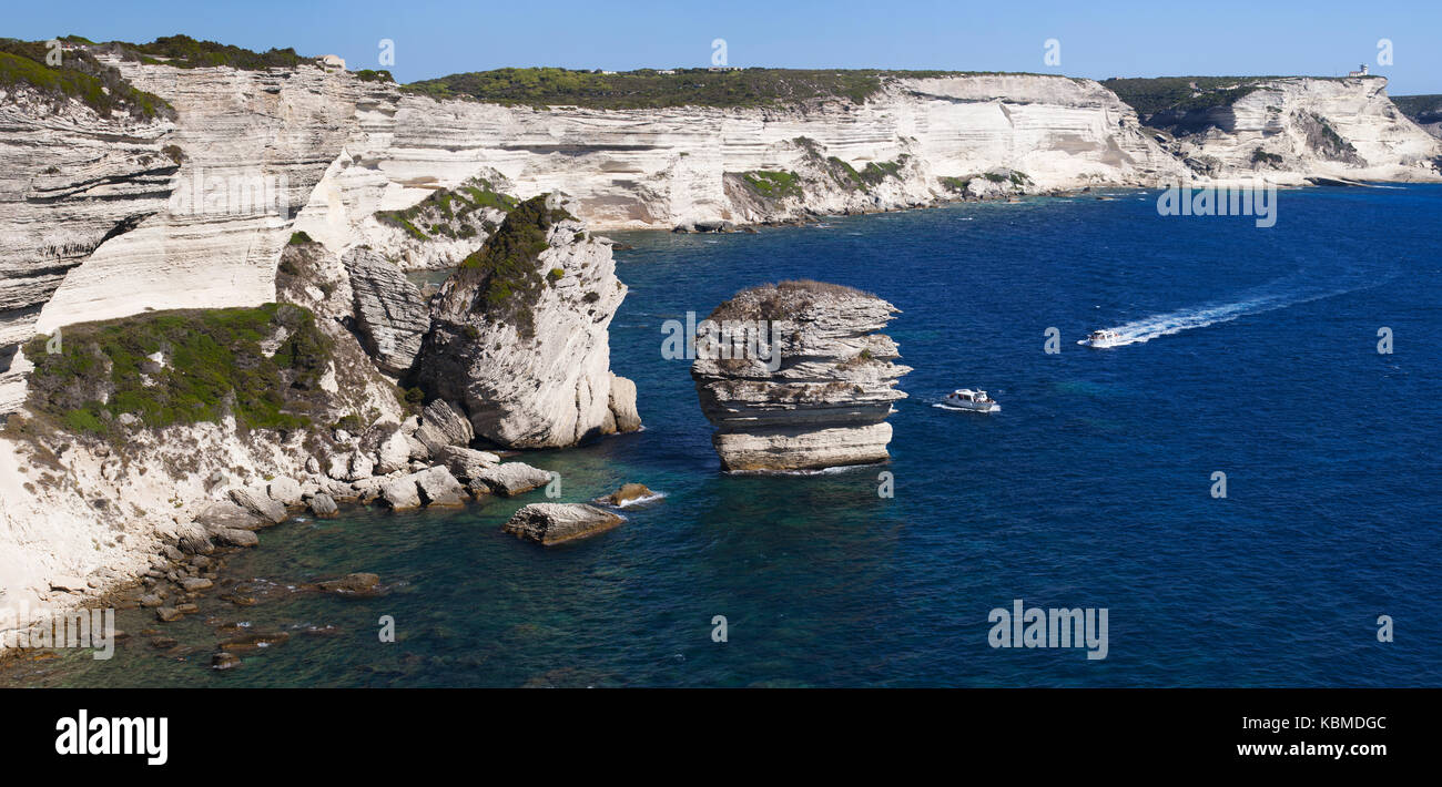 Bianche scogliere calcaree di bonifacio sulla punta meridionale dell'isola di fronte le Bocche di Bonifacio, il tratto di mare tra la Corsica e la Sardegna Foto Stock