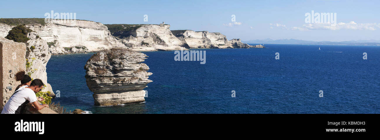 Bianche scogliere calcaree di bonifacio sulla punta meridionale dell'isola di fronte le Bocche di Bonifacio, il tratto di mare tra la Corsica e la Sardegna Foto Stock