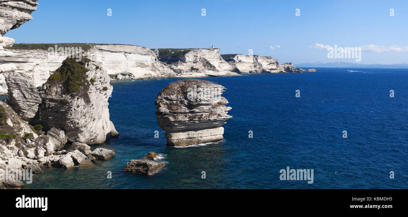 Bianche scogliere calcaree di bonifacio sulla punta meridionale dell'isola di fronte le Bocche di Bonifacio, il tratto di mare tra la Corsica e la Sardegna Foto Stock