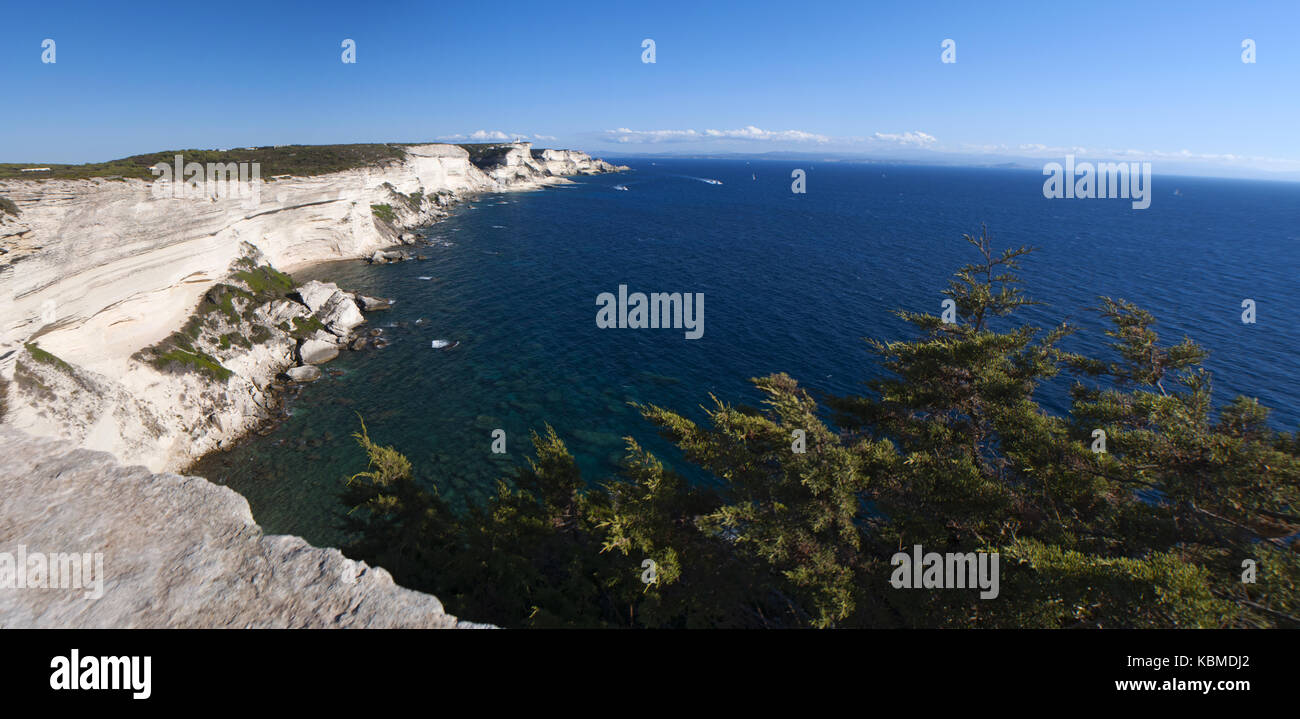 Bianche scogliere calcaree di bonifacio sulla punta meridionale dell'isola di fronte le Bocche di Bonifacio, il tratto di mare tra la Corsica e la Sardegna Foto Stock
